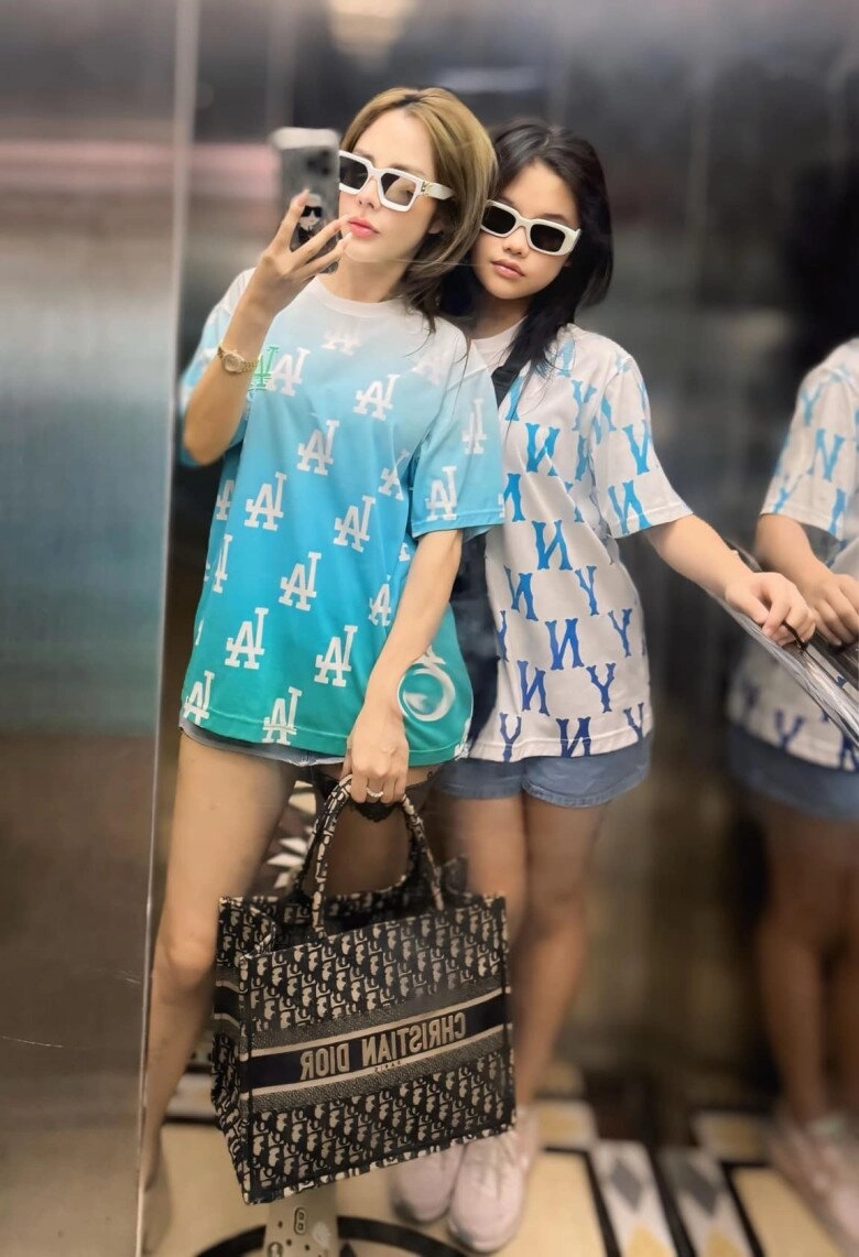 Nữ mc gây tranh cãi với trang phục trên sân pickleball ngoài đời là mẹ đơn thân con gái xinh không kém mẹ - 6