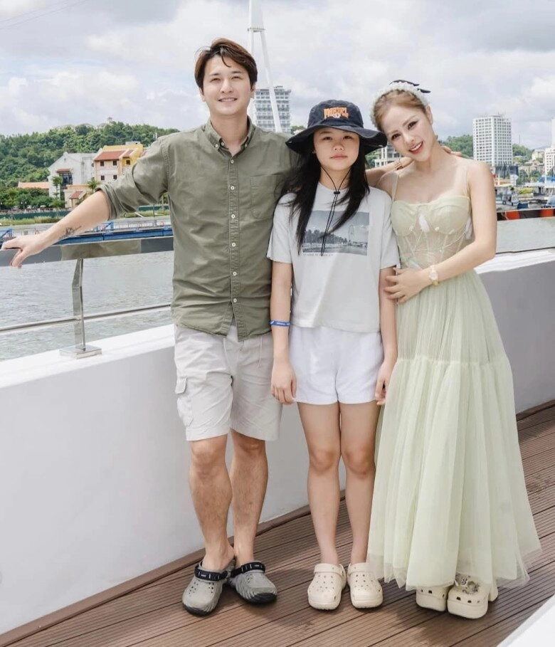 Nữ mc gây tranh cãi với trang phục trên sân pickleball ngoài đời là mẹ đơn thân con gái xinh không kém mẹ - 8