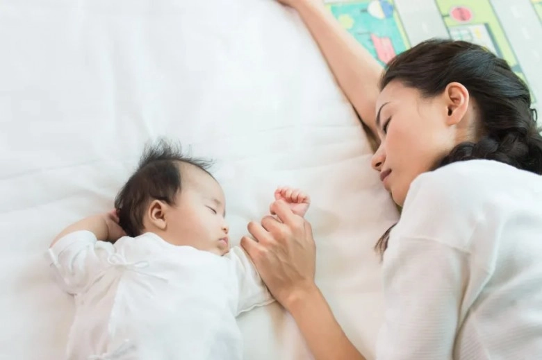 Nửa đêm dậy cho con bú mẹ bỉm thót tim khi thấy chồng nằm bên cạnh sự thật mới điếng người - 6