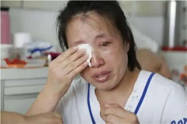 Nửa đêm thấy phòng con gái vẫn sáng đèn mẹ đẩy cửa kiểm tra thấy con nằm gục trên bàn học gọi mãi không dậy - 2