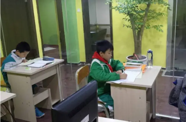 Nửa đêm thấy phòng con gái vẫn sáng đèn mẹ đẩy cửa kiểm tra thấy con nằm gục trên bàn học gọi mãi không dậy - 3
