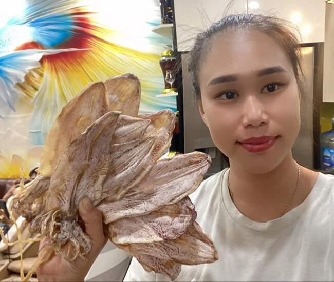 Nướng mực khô hay bị dai quắt mẹ đảm miền biển mách phải ngâm vào thứ này con nào cũng ngon ngọt ăn đã miệng - 1