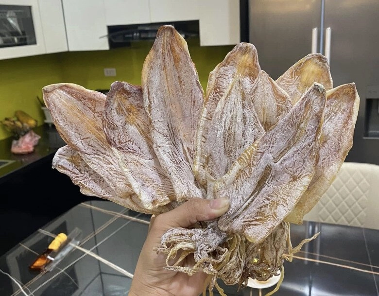 Nướng mực khô hay bị dai quắt mẹ đảm miền biển mách phải ngâm vào thứ này con nào cũng ngon ngọt ăn đã miệng - 2
