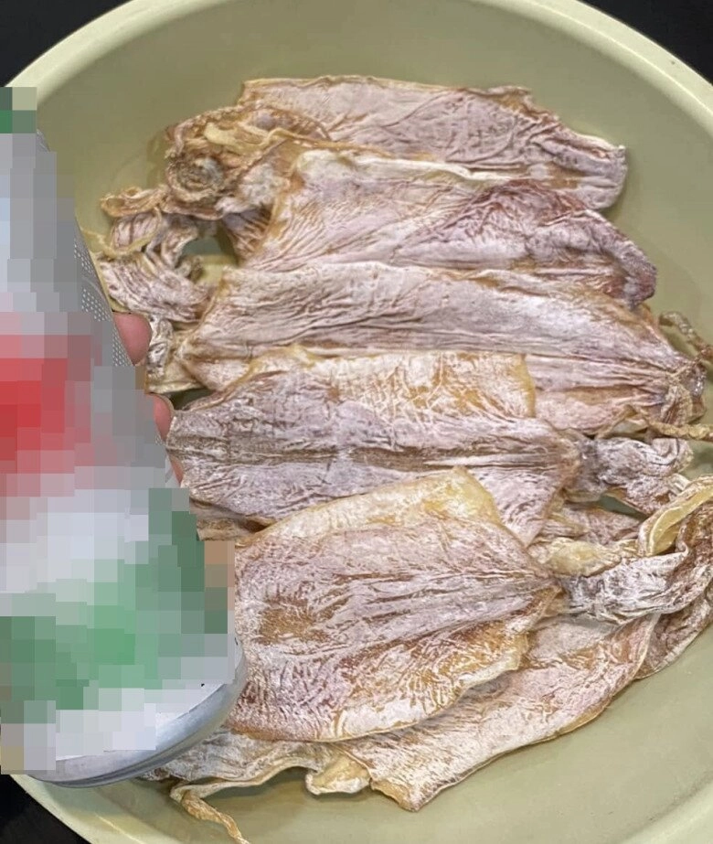 Nướng mực khô hay bị dai quắt mẹ đảm miền biển mách phải ngâm vào thứ này con nào cũng ngon ngọt ăn đã miệng - 3
