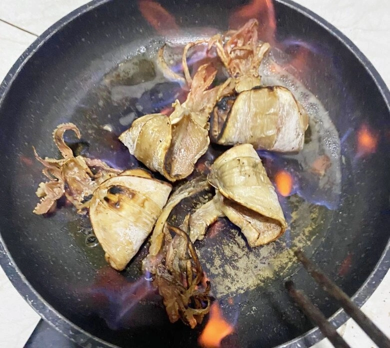 Nướng mực khô hay bị dai quắt mẹ đảm miền biển mách phải ngâm vào thứ này con nào cũng ngon ngọt ăn đã miệng - 5
