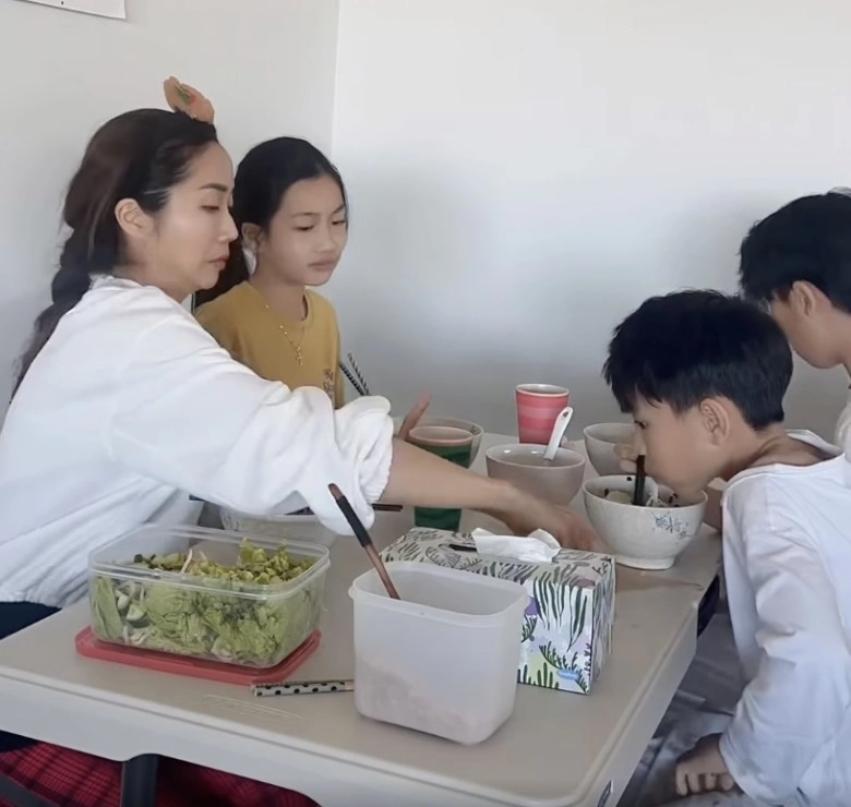 Ốc thanh vân nghẹn ngào cảnh rời hào quang vbiz sang úc bươn chải nuôi 3 con hồ ngọc hà cũng phải động viên - 4