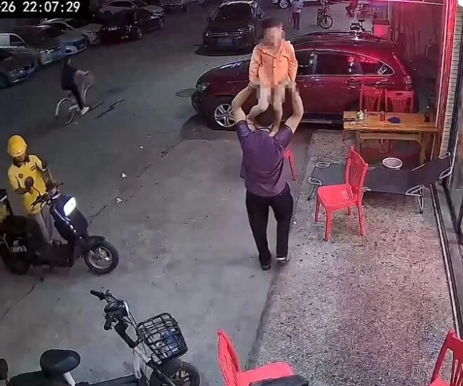 Ông bố bế con trai cho đứng trên vai vài giây sau đứa trẻ nhập viện khẩn cấp khiến cõi mạng thất kinh - 1