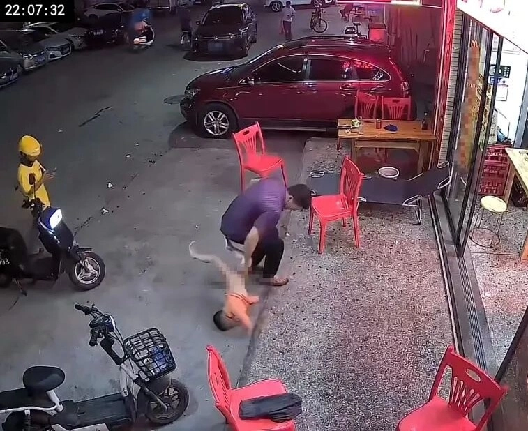 Ông bố bế con trai cho đứng trên vai vài giây sau đứa trẻ nhập viện khẩn cấp khiến cõi mạng thất kinh - 2