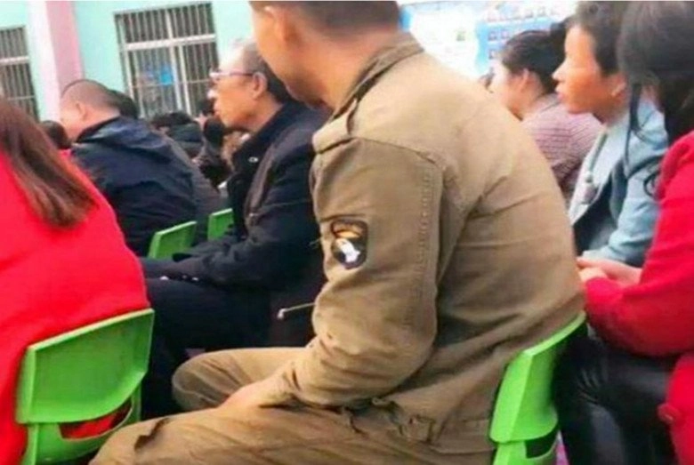 Ông bố bị đăng hình lên mạng khi đi họp phụ huynh cộng đồng mạng tranh cãi gay gắt về trang phục - 1
