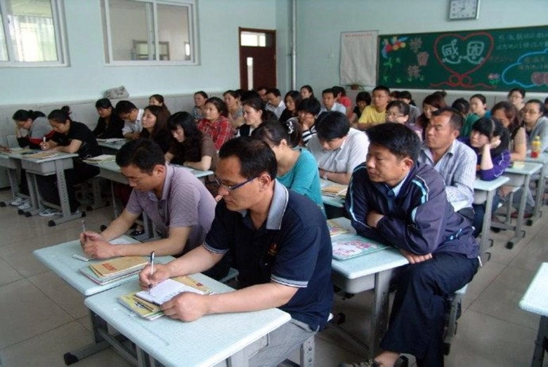 Ông bố bị đăng hình lên mạng khi đi họp phụ huynh cộng đồng mạng tranh cãi gay gắt về trang phục - 4