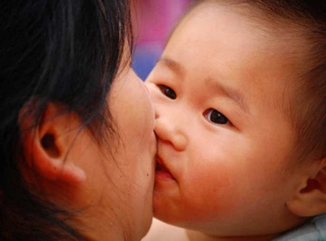 Ông bố cuộn nilon quanh miệng để chạm môi con lý do khiến ai cũng cảm động - 1