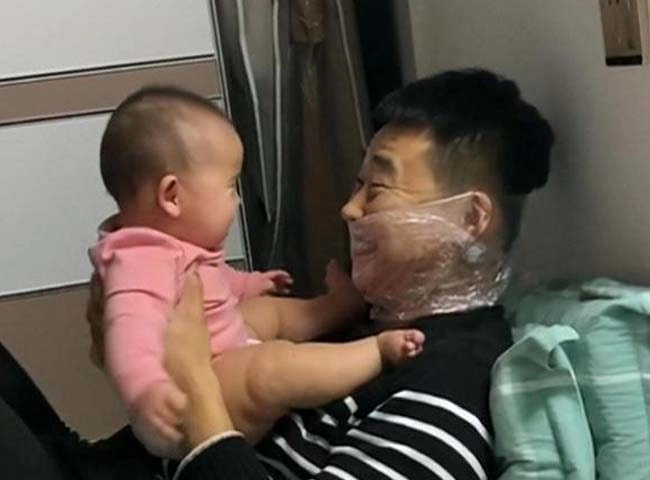 Ông bố cuộn nilon quanh miệng để chạm môi con lý do khiến ai cũng cảm động - 2