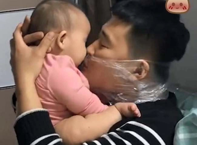 Ông bố cuộn nilon quanh miệng để chạm môi con lý do khiến ai cũng cảm động - 3