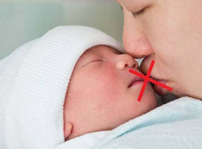 Ông bố cuộn nilon quanh miệng để chạm môi con lý do khiến ai cũng cảm động - 4