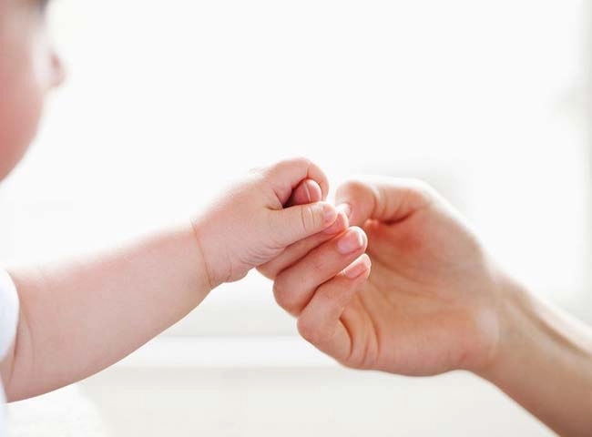 Ông bố cuộn nilon quanh miệng để chạm môi con lý do khiến ai cũng cảm động - 5