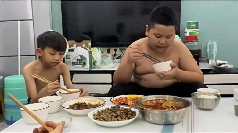 Ông bố đăng hình 2 con trai sinh đôi dân mạng hoang mang nhìn mãi vẫn không ra điểm giống nhau - 1