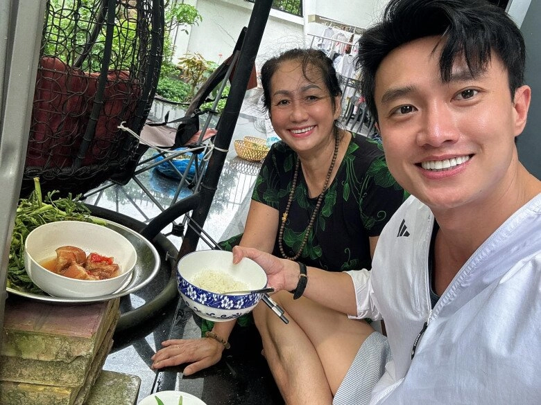 Ông chủ biệt thự 40 tỷ của showbiz việt lái xe gần 200km chỉ để về ăn một món giản dị mẹ nấu - 2