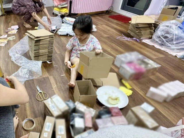 Pha lê làm mẹ đơn thân vất vả kiếm tiền con gái lai hàn 4 tuổi nói một câu ai nghe cũng thấy thương - 4