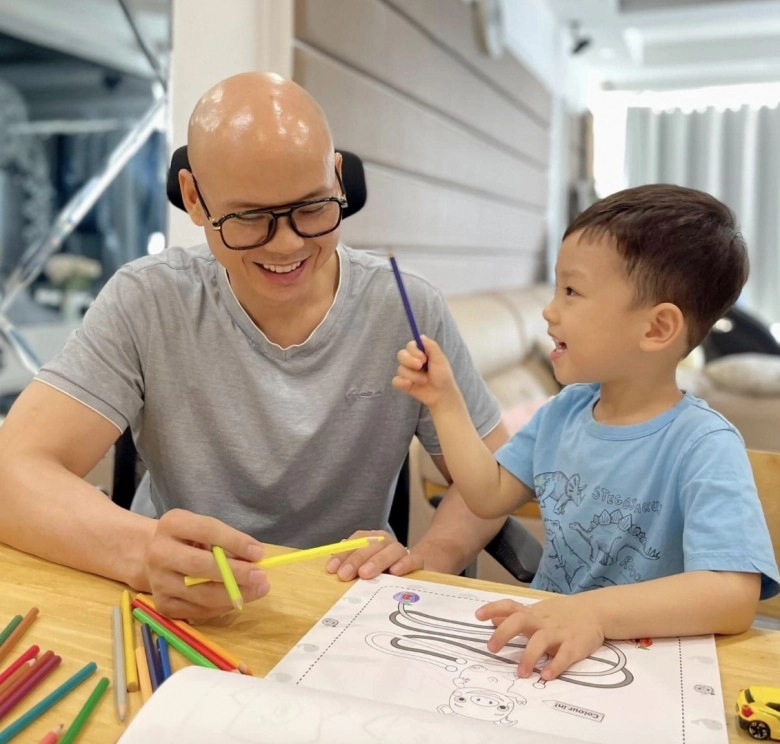 Phan đinh tùng xưa đầu trọc nay bỗng đầy tóc phản ứng của con trai mới dở khóc dở cười - 1