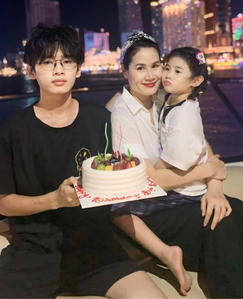Phú bà thân thuý hà u50 làm mẹ đơn thân phản ứng của con gái sinh ở mỹ khi mẹ đi thêm bước nữa thấy thương - 4