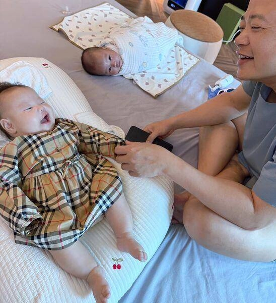 Phương oanh nuôi 2 con shark bình ở khu nhà giàu hà nội ngoài đời mặc đồ bộ chăm con khác xa ảnh mạng - 1