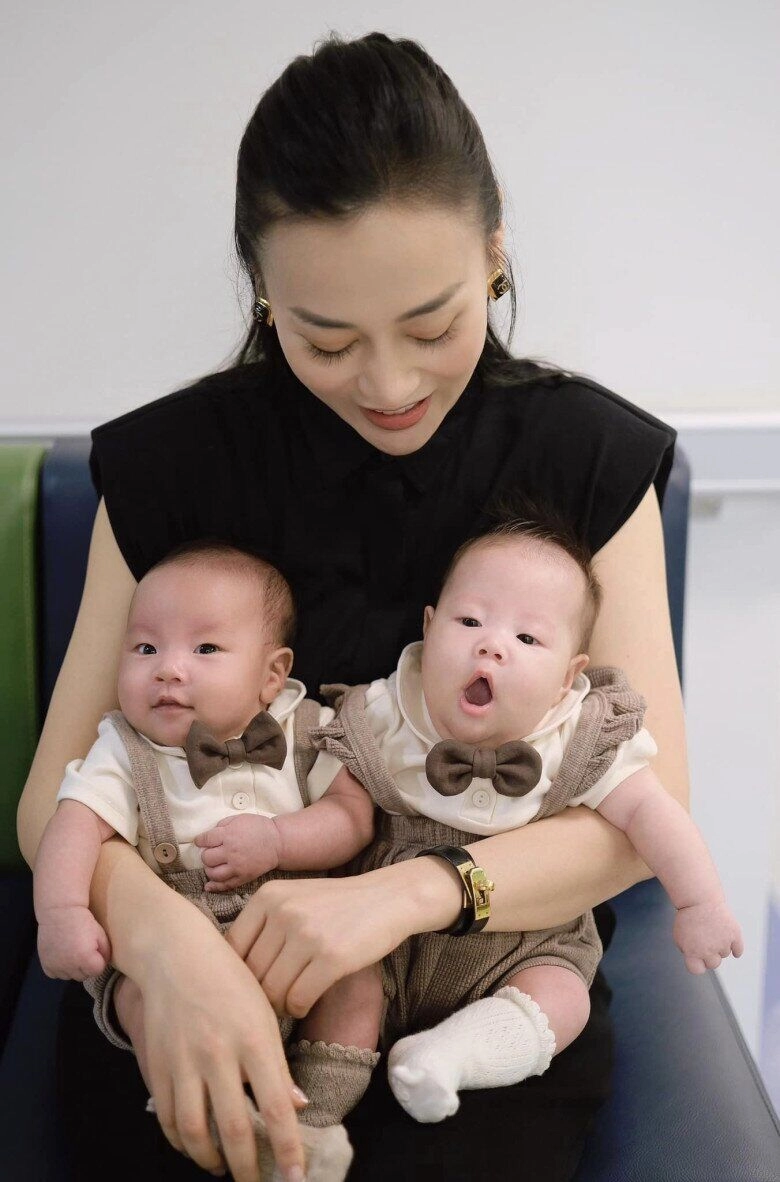 Phương oanh nuôi 2 con shark bình ở khu nhà giàu hà nội ngoài đời mặc đồ bộ chăm con khác xa ảnh mạng - 2