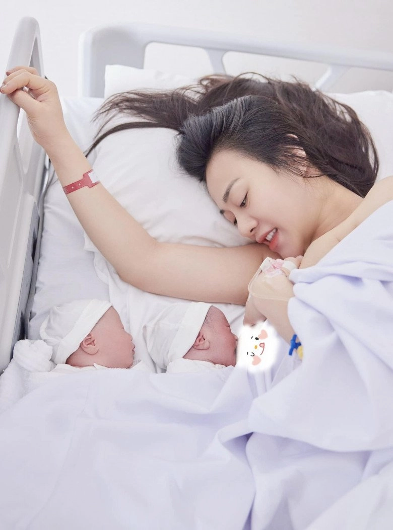 Phương oanh vừa sinh đôi shark bình bỗng nhận bình luận kém duyên từ dân mạng khi khoe ảnh bế 2 con đáng yêu - 4