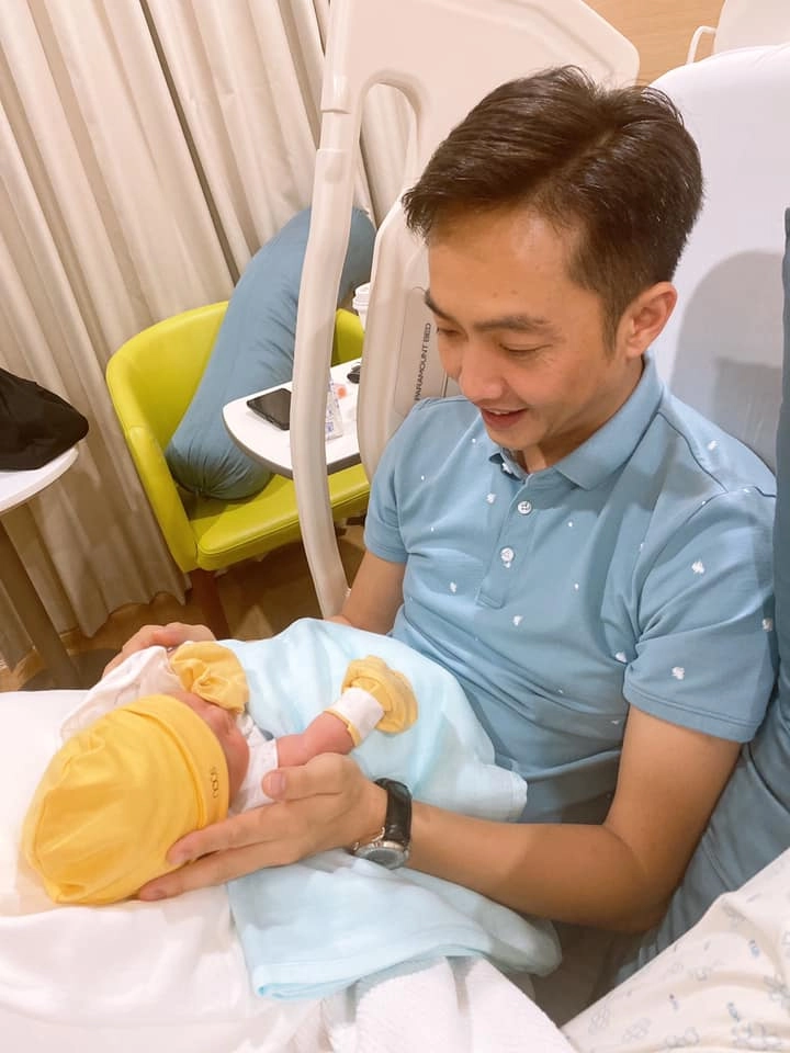 Phương oanh vừa sinh đôi shark bình bỗng nhận bình luận kém duyên từ dân mạng khi khoe ảnh bế 2 con đáng yêu - 5