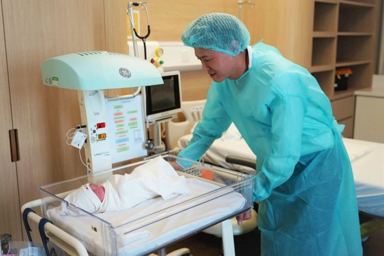 Phương oanh vừa sinh đôi shark bình bỗng nhận bình luận kém duyên từ dân mạng khi khoe ảnh bế 2 con đáng yêu - 7