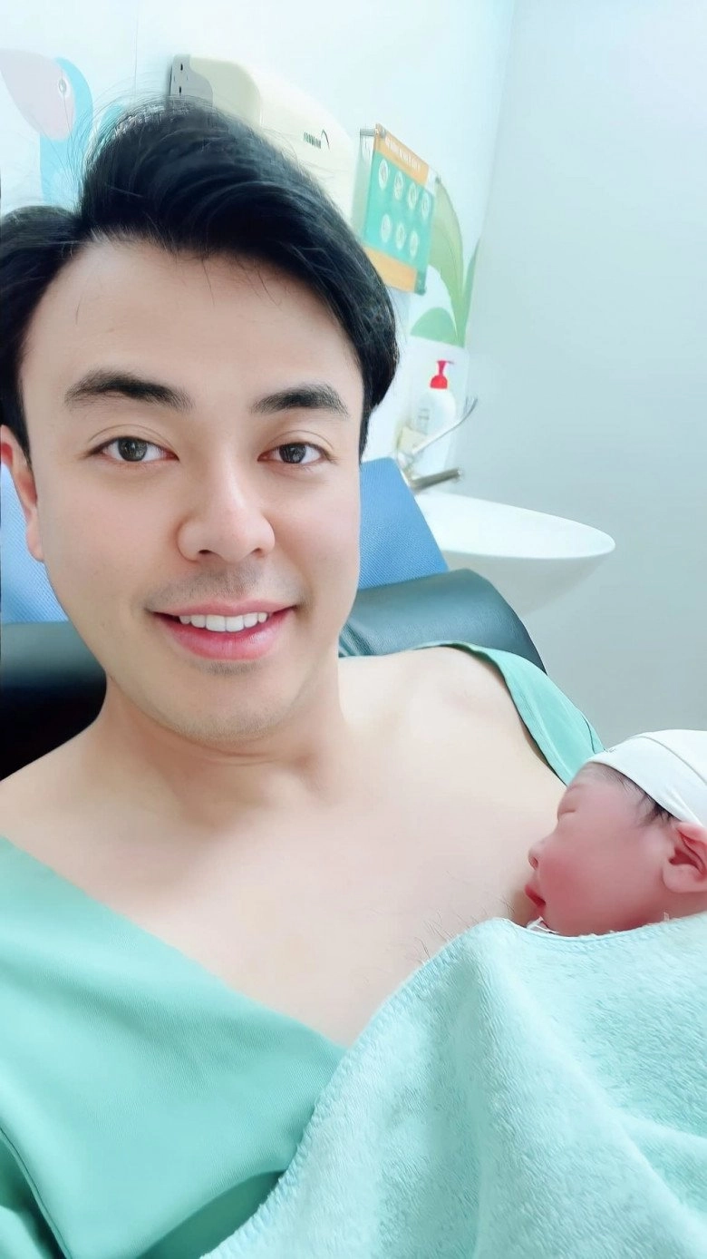 Phương oanh vừa sinh đôi shark bình bỗng nhận bình luận kém duyên từ dân mạng khi khoe ảnh bế 2 con đáng yêu - 10