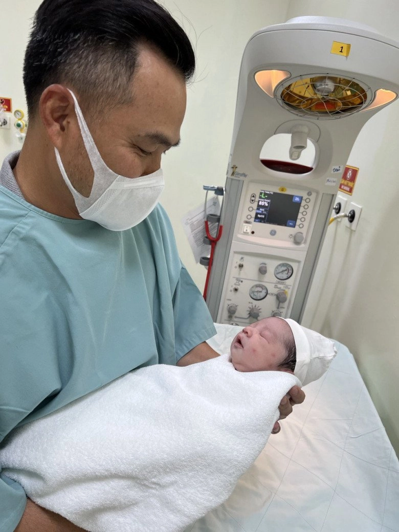 Phương oanh vừa sinh đôi shark bình bỗng nhận bình luận kém duyên từ dân mạng khi khoe ảnh bế 2 con đáng yêu - 12