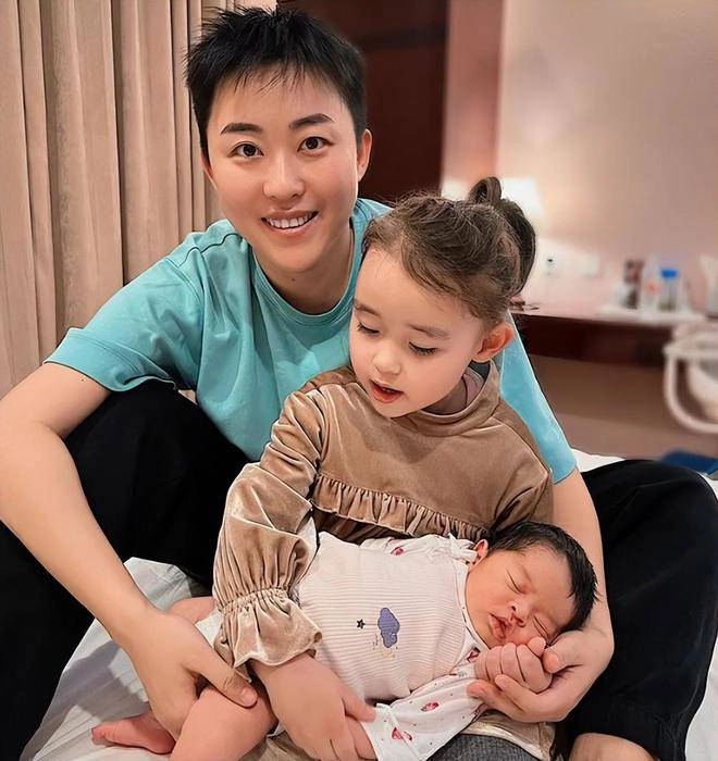 Quan điểm không cần chồng nữ ceo chi tiền làm mẹ đơn thân của 4 con lai tây cho học trường quý tộc 3 tỷnăm - 3