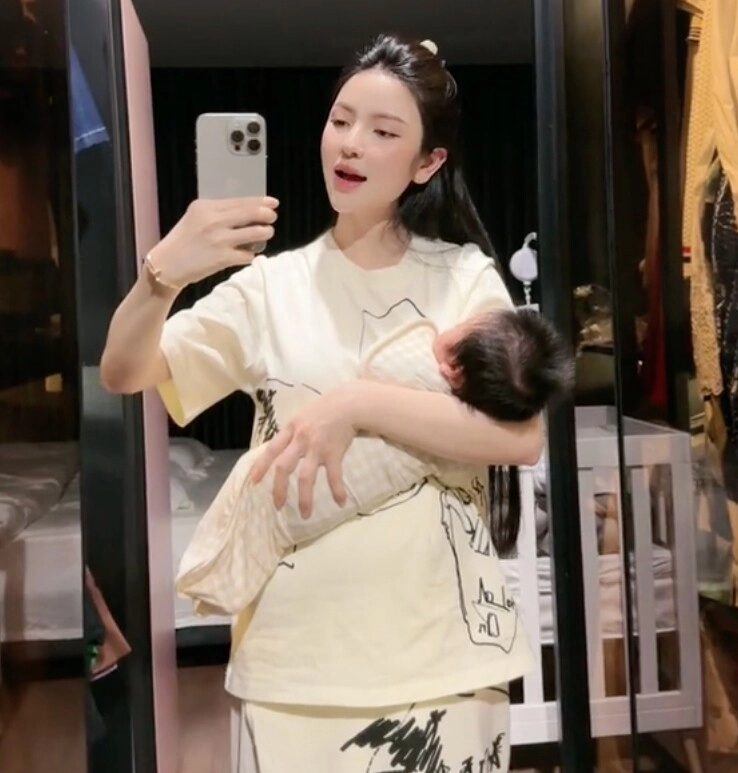 Quang hải đặt tên cho con trai với chu thanh huyền 3 chữ cực ý nghĩa cậu bé khuôn miệng giống hệt bố - 1