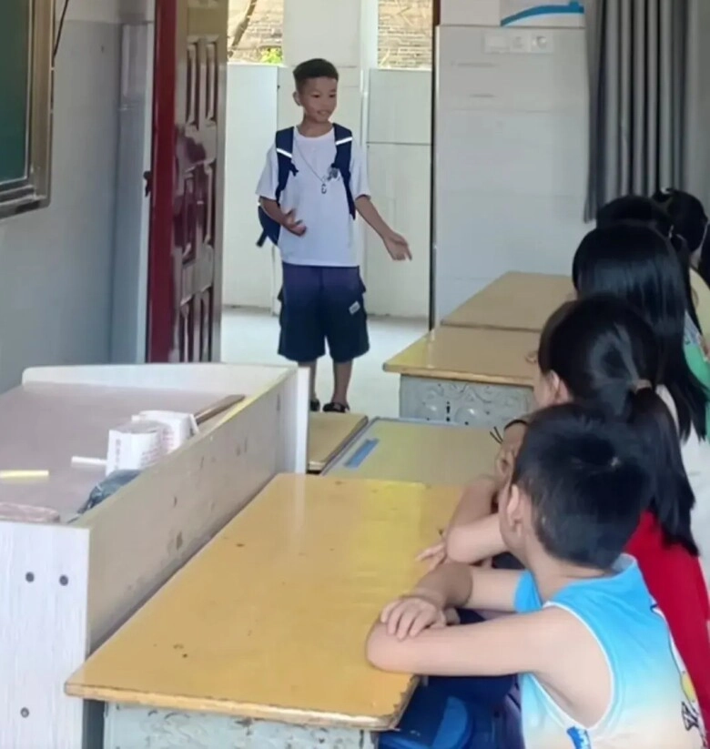 Quay lại trường ngày đầu gặp giáo viên chủ nhiệm cậu bé tiểu học đứng như tượng ngoài cửa không dám vào - 1