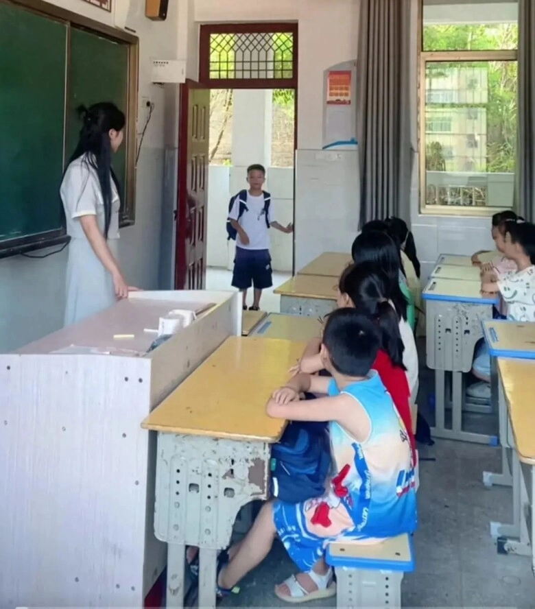 Quay lại trường ngày đầu gặp giáo viên chủ nhiệm cậu bé tiểu học đứng như tượng ngoài cửa không dám vào - 2
