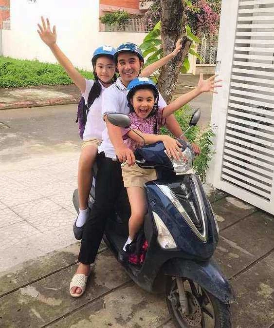 Quyền linh nổi tiếng với hình ảnh mc giản dị đi dép tổ ong con gái đi sự kiện xách túi 100 triệu - 2