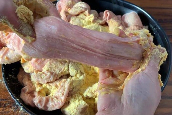 Rắc ít bột trắng vào chậu lòng già đảm bảo lòng sạch bong không còn mùi hôi nấu món gì cũng thơm - 2