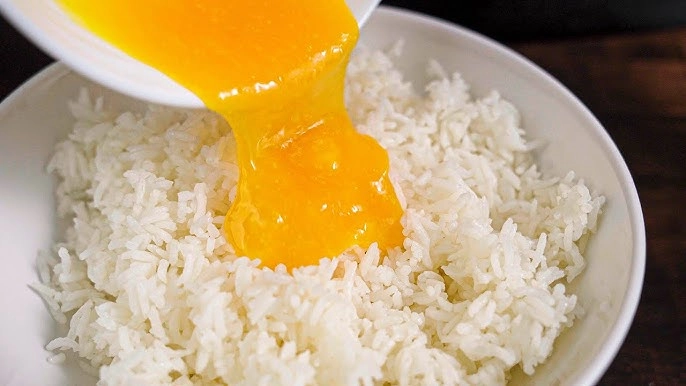 Rang cơm nhớ chia trứng làm 2 phần thế này cơm vàng ươm giòn ngon hạt căng bóng - 2