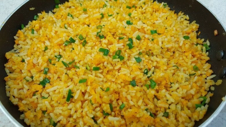 Rang cơm nhớ chia trứng làm 2 phần thế này cơm vàng ươm giòn ngon hạt căng bóng - 3