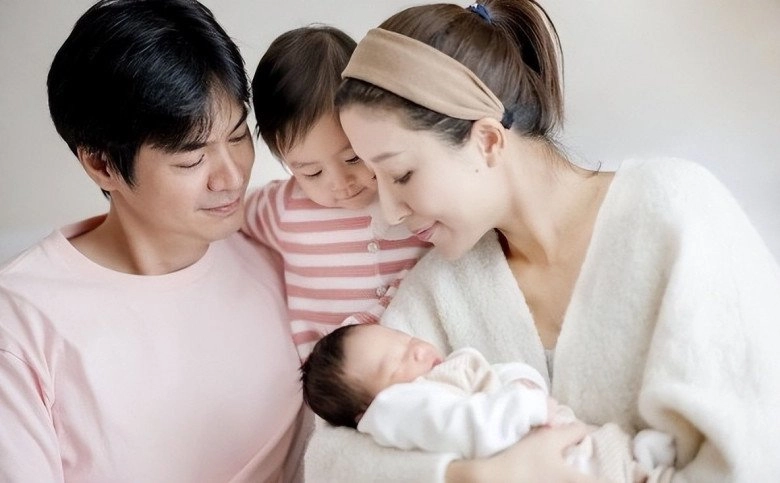 sao em không giống bố chút nào lời nói của con gái khiến chồng tôi đòi xét nghiệm adn - 1