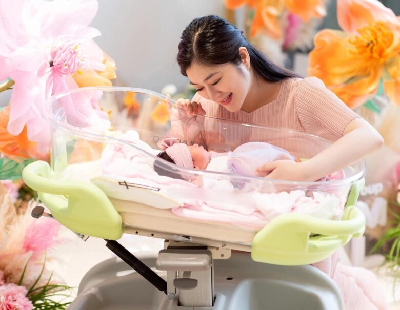Sao nữ vbiz lần đầu khoe cận mặt ái nữ mới sinh tiết lộ con mới 1 tháng tuổi đã can thiệp thẩm mỹ - 2