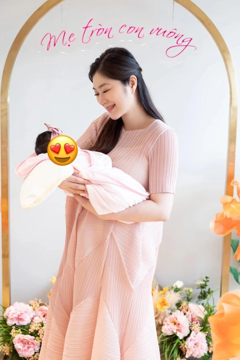 Sao nữ vbiz lần đầu khoe cận mặt ái nữ mới sinh tiết lộ con mới 1 tháng tuổi đã can thiệp thẩm mỹ - 4
