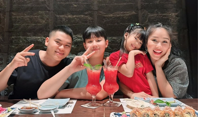 Sau 7 năm lấy lê phương chồng trẻ kém 7 tuổi vẫn chăm chỉtìm cách làm bạn với con trai riêng của vợ - 9