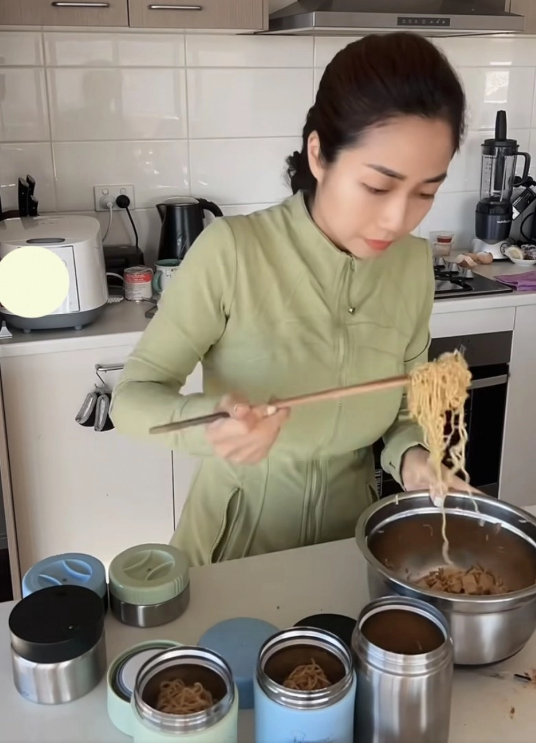 Sau nửa năm một mình đưa 3 con sang úc sống ốc thanh vân đăng tải dòng trạng thái gây chú ý - 3