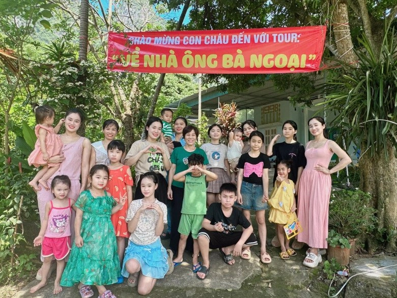 Sinh 6 công chúa ông bà ngoại ở hoà bình in băng rôn tiêm bổ não để đón 12 cháu ngoại về quê nghỉ hè - 1