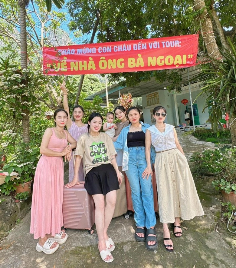 Sinh 6 công chúa ông bà ngoại ở hoà bình in băng rôn tiêm bổ não để đón 12 cháu ngoại về quê nghỉ hè - 2