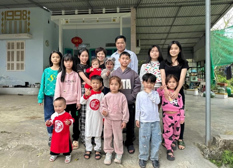 Sinh 6 công chúa ông bà ngoại ở hoà bình in băng rôn tiêm bổ não để đón 12 cháu ngoại về quê nghỉ hè - 3