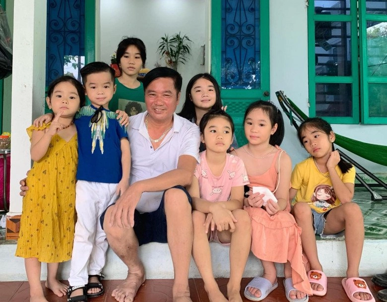 Sinh 6 công chúa ông bà ngoại ở hoà bình in băng rôn tiêm bổ não để đón 12 cháu ngoại về quê nghỉ hè - 4
