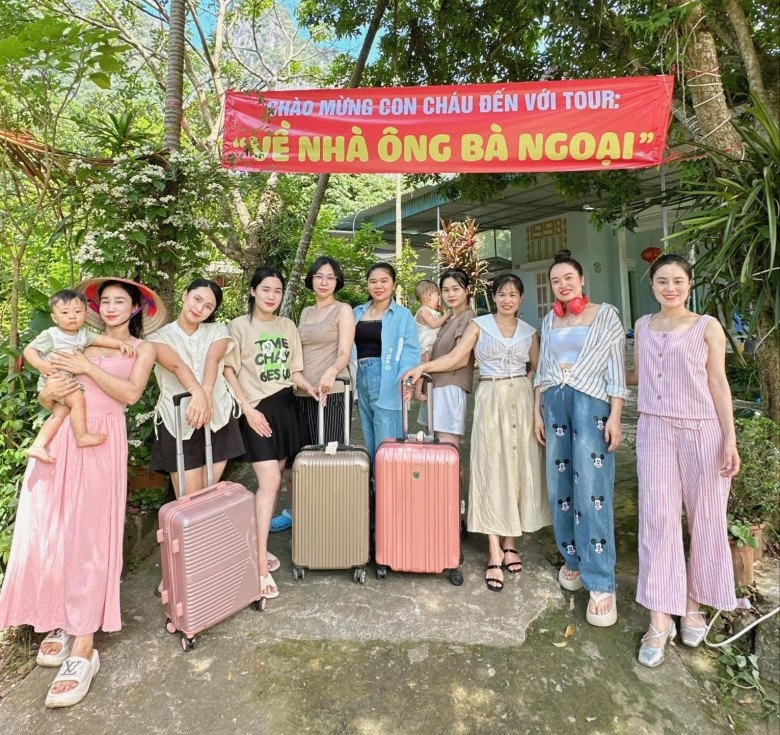 Sinh 6 công chúa ông bà ngoại ở hoà bình in băng rôn tiêm bổ não để đón 12 cháu ngoại về quê nghỉ hè - 5