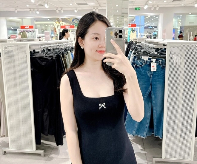 Sinh con lần 2 với chồng mới sau 8 năm đơn thân ly kute giờ tay bế con cho bú tay chốt gạch vữa cùng thợ xây - 1
